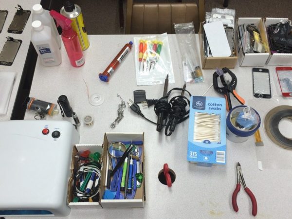 4 Attributes of an Exceptional Phone Repair Technician 